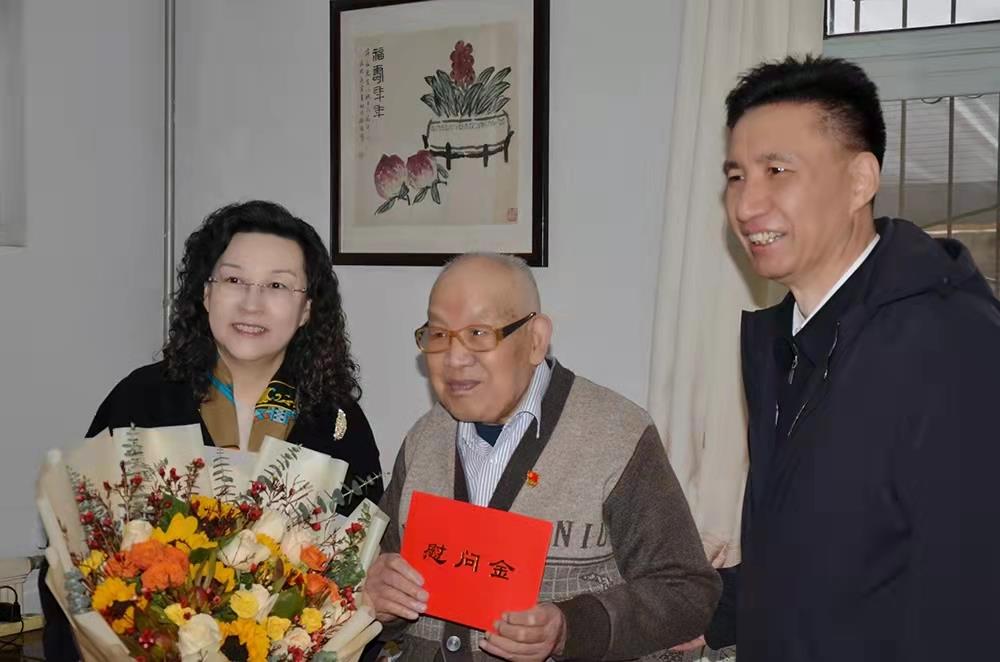 濟南產發(fā)集團黨委副書記、總經理黃蓓走訪慰問離休老干部、老黨員